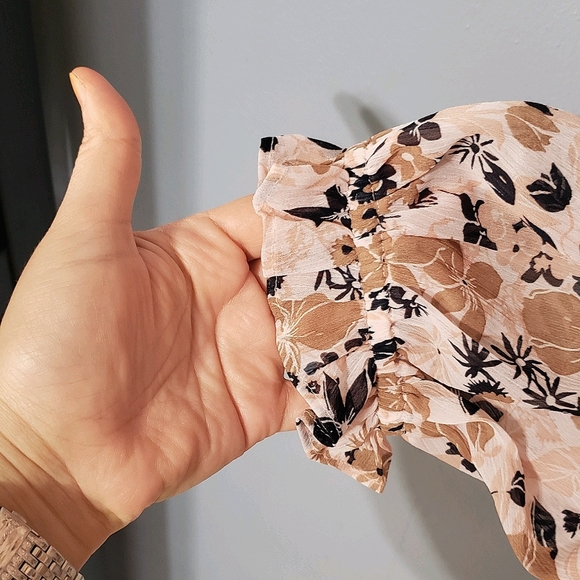 Ann Taylor 🍂🌸 Floral Ruffle sleeve blouse Size M - Picture 6 of 8